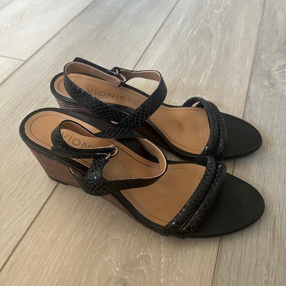 Vionic 'Emmy' Women's 8M Lizard Orthotic Comfort Sandal Black Leather Wedge - Picture 2 of 7